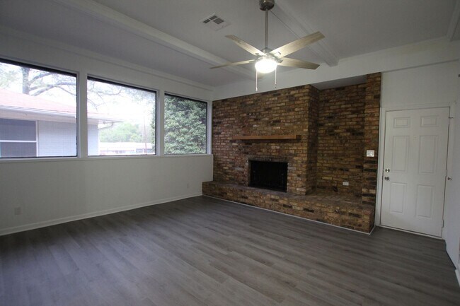 Building Photo - Adorable 3 Bed 2 Bath in Tyler with TWO Li...