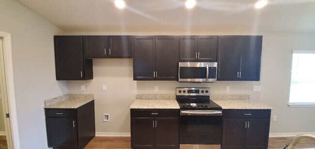 Building Photo - 4-Bedroom, 2-Bathroom in Villamar Winter Haven