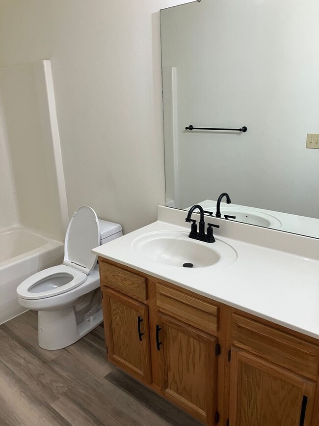 Building Photo - Black Friday Move-in Special! Up to $500 off!