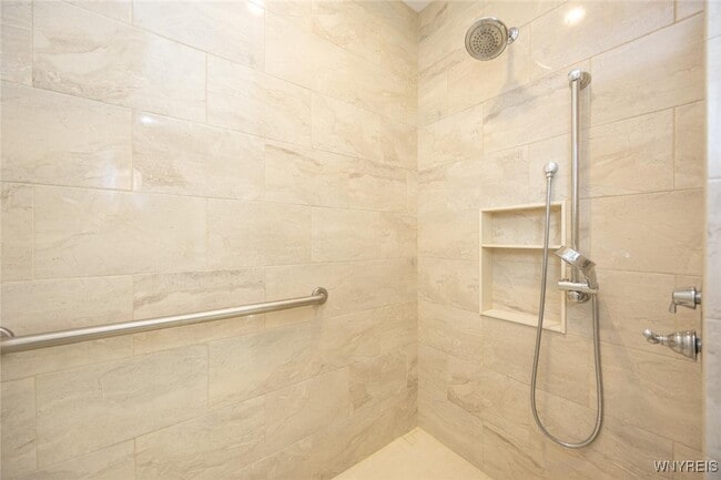 Building Photo - 105 Pine St