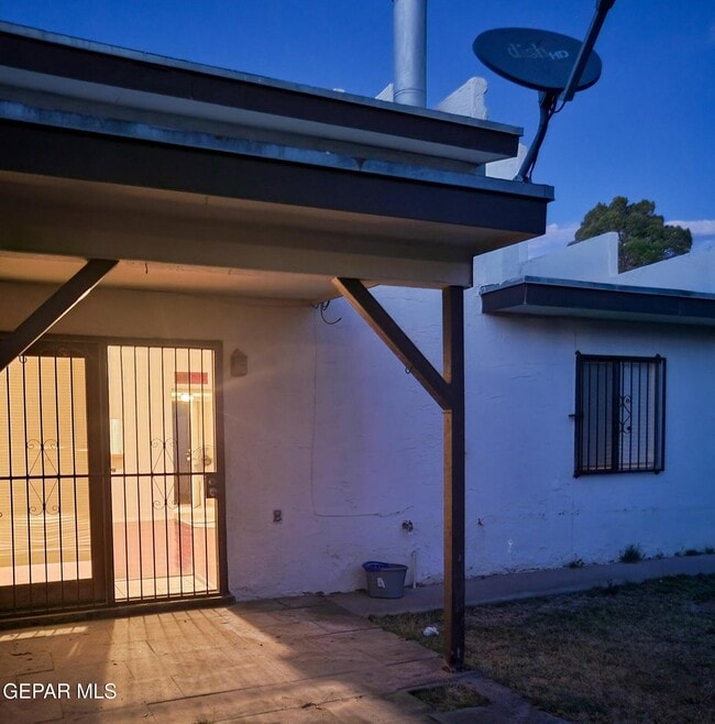 Building Photo - 10910 Highwood Way