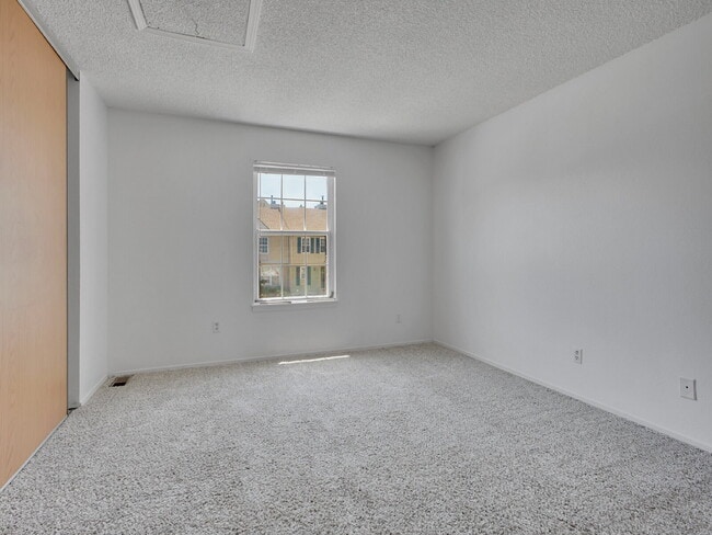 Building Photo - $1,675 // 2-Bed 1-Bath Charming Rowhome in...