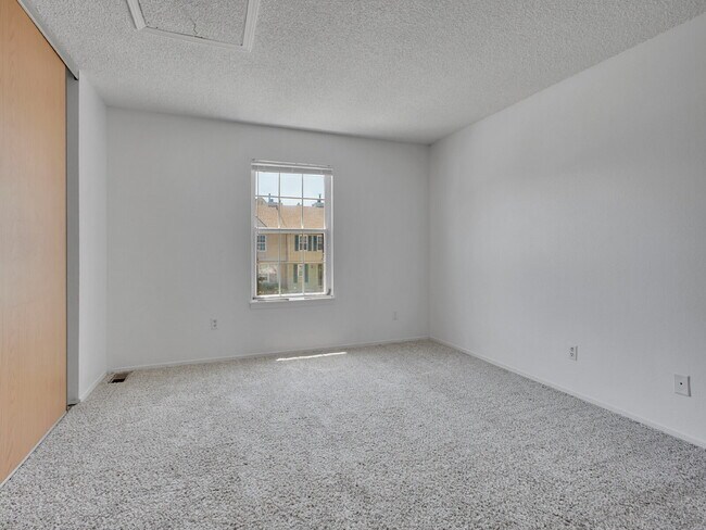 Building Photo - $1,795 // 2-Bed 1-Bath Charming Rowhome in...