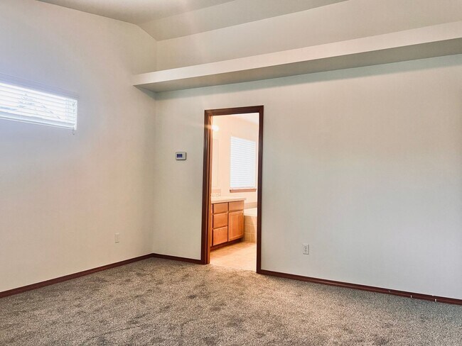 Building Photo - Enormous 4 Bed 2.5Bath + Bonus Room Great Lacey Neighborhood