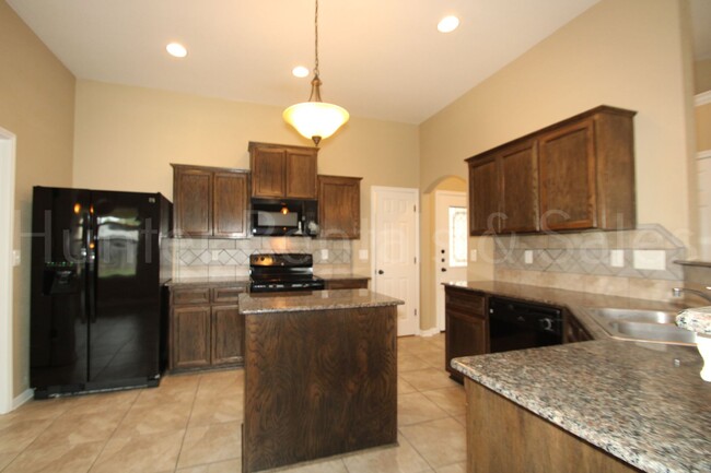 Building Photo - Spacious Three-Bedroom!