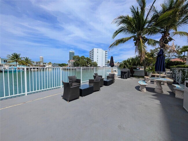 Building Photo - 7133 Bay Dr