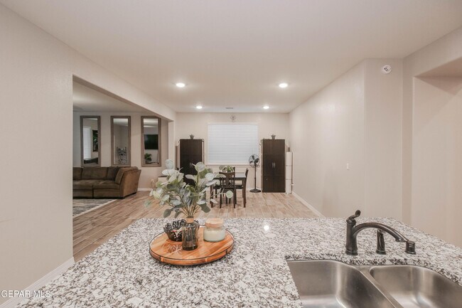Building Photo - 10716 Drew Pearson Dr
