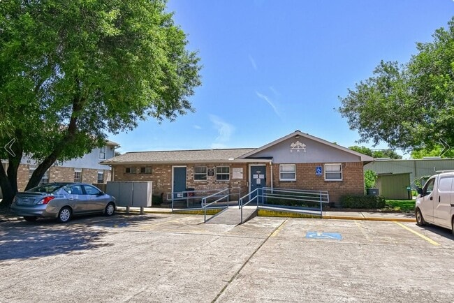 Building Photo - 5360 E 5th St