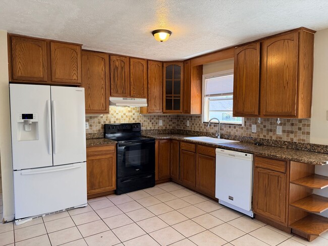 Building Photo - 3 bedroom 2 bath 1 Car Garage Single Family Home