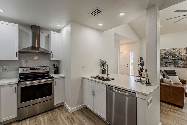 Building Photo - Fully Remodeled 2-Bedroom Condo at the Scottsdale Racquet Club!