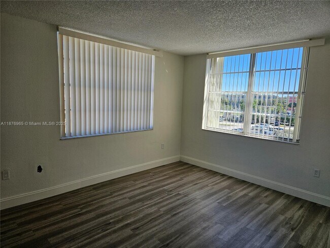 Building Photo - 9320 Fontainebleau Blvd
