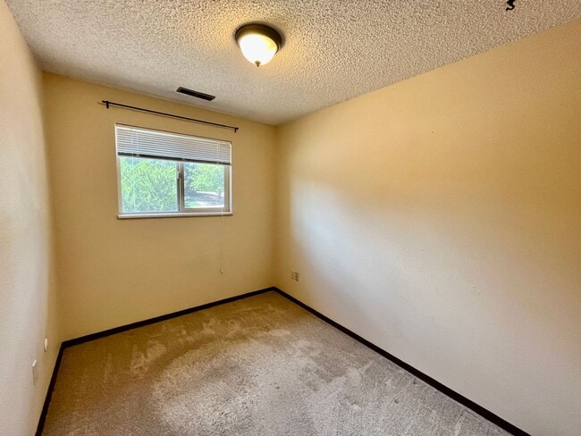 Building Photo - 4 Bedroom Bi Level Home in Rockrimmon