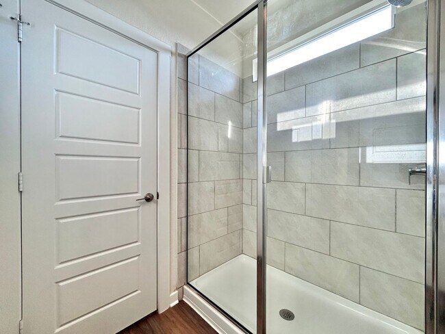 Building Photo - Spacious 4/BR 3/BA Home with Modern Upgrades