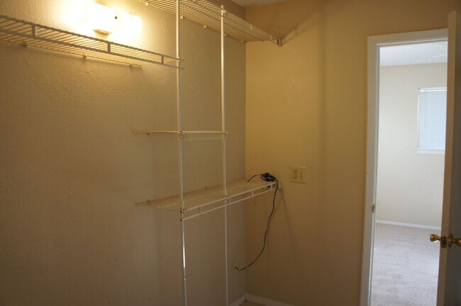 Building Photo - 997