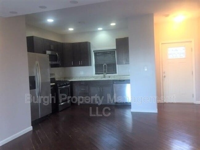 Building Photo - 6 Regina St