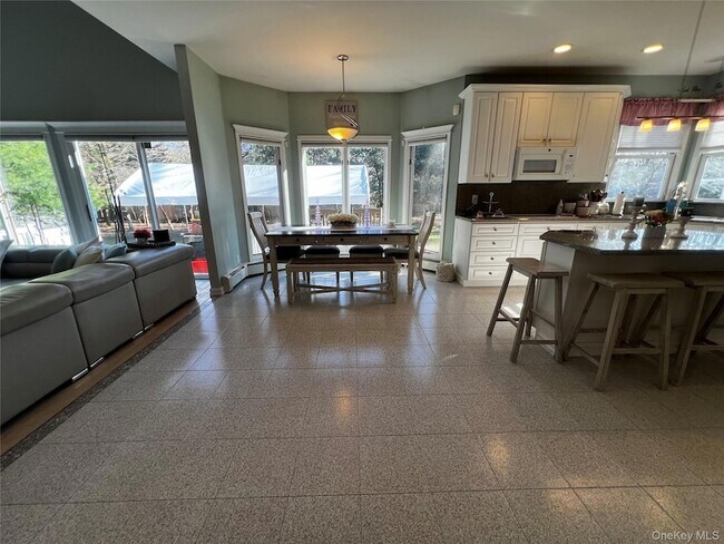 Building Photo - 6 Kara Ct