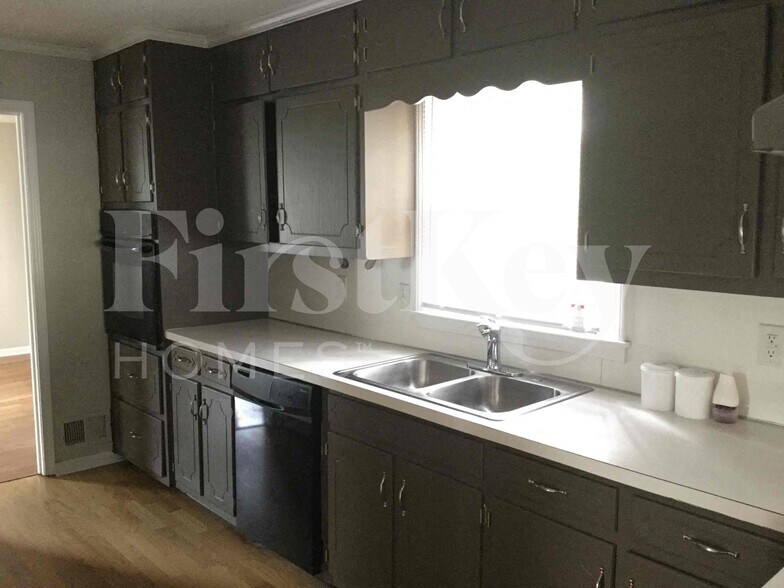 Building Photo - 965 Sugar Creek Dr SE