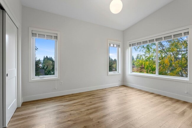 Building Photo - 4 bed/3.5 Bath Townhouse in Richmond Neighborhood, SE Portland