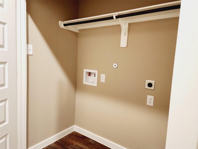 Building Photo - 9836 Grosbeak Ln