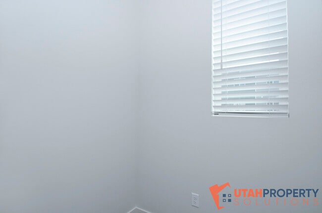 Building Photo - 1006 W 430 S
