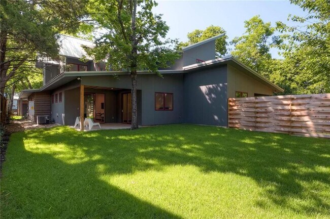 Building Photo - Luxurious 4-bedroom Townhome
