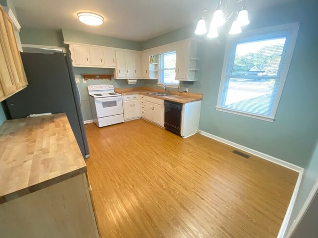 Building Photo - For Lease - 2 Beds, 1 Bath,