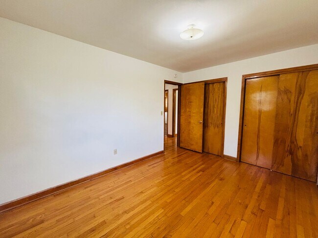 Building Photo - 208 Broce Dr