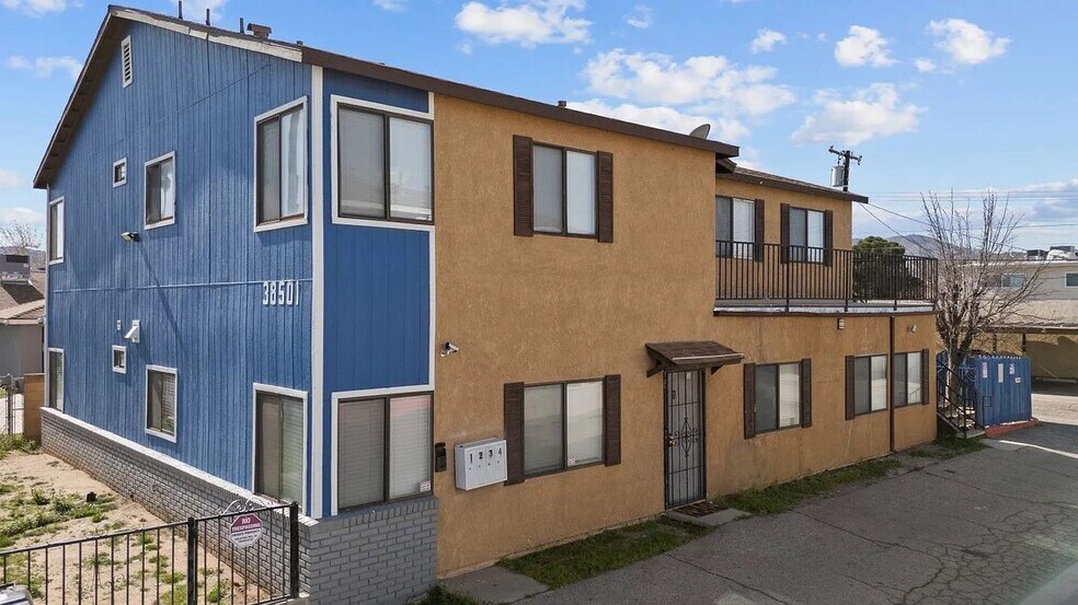 Building Photo - 38501 Larkin Ave