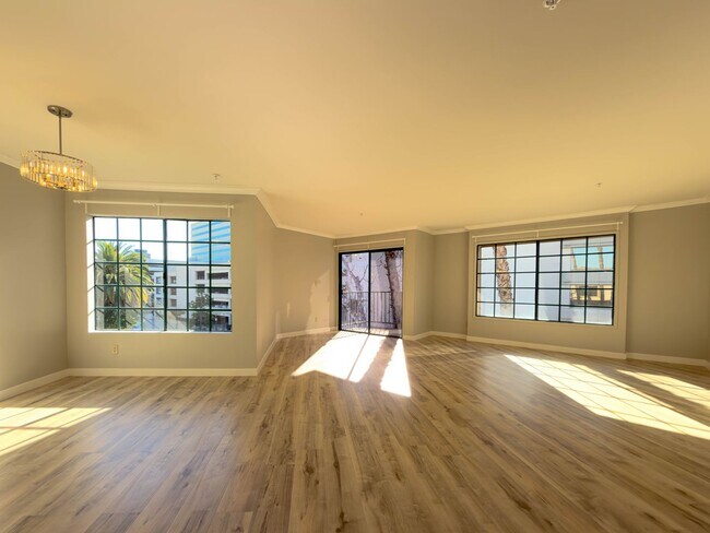 Building Photo - Spacious 3BR Condo in Downtown Glendale!
