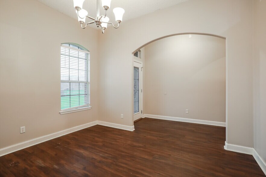 Building Photo - 299 Thornbrook Ct