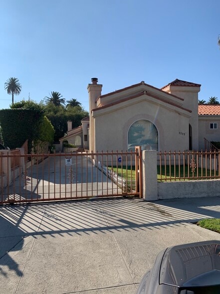Building Photo - 2711 S Palm Grove Ave
