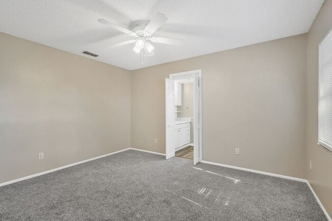 Building Photo - 3Br 2BA Home in Brandon, FL - New Paint and Carpet
