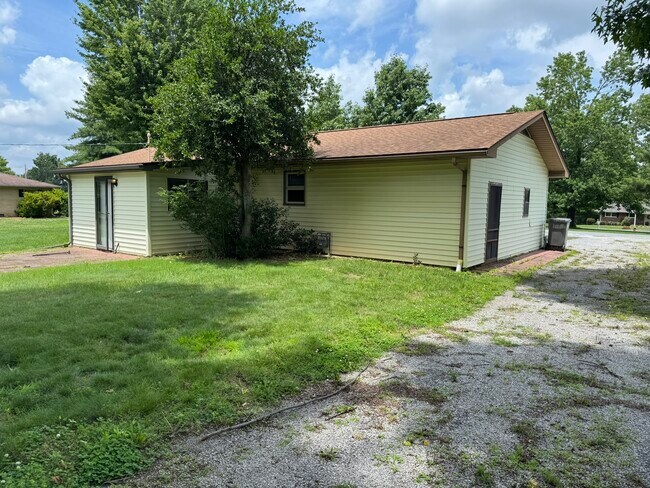 Building Photo - 102 Oaklawn Cir