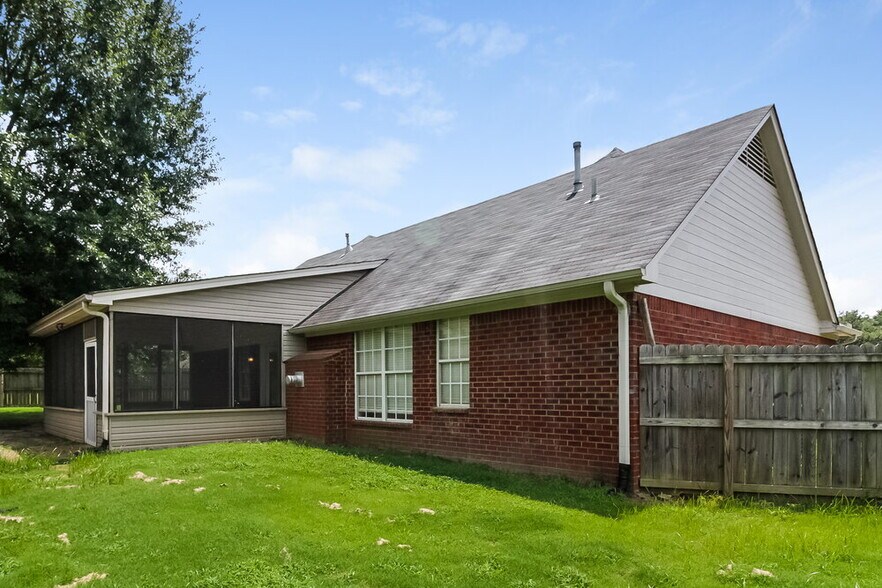 Building Photo - 1676 Sandpiper Cove N