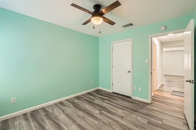 Building Photo - 305 Bird Dog Bend