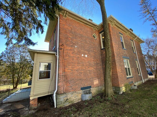 Building Photo - 102 N Washington St