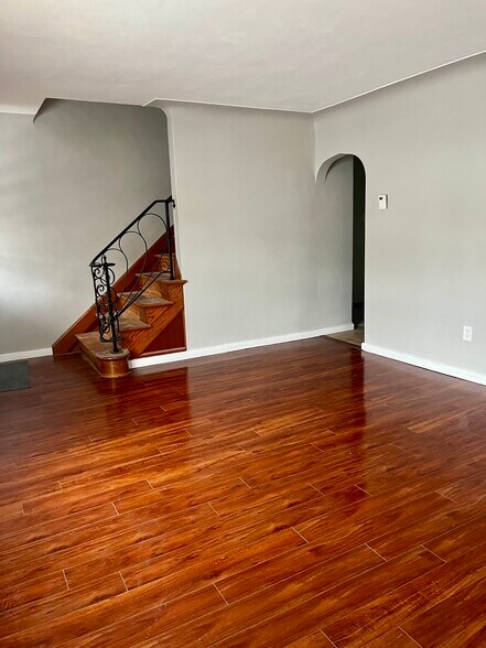 Building Photo - 625 Miller St