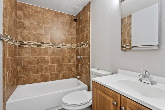 Building Photo - MOVE IN SPECIAL 1ST MONTH RENT FREE!! 2 be...