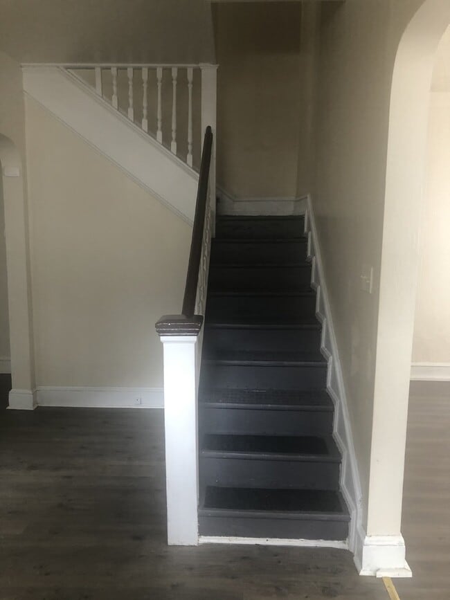 Building Photo - Move in ready!! Charming 4 Bedroom home!!