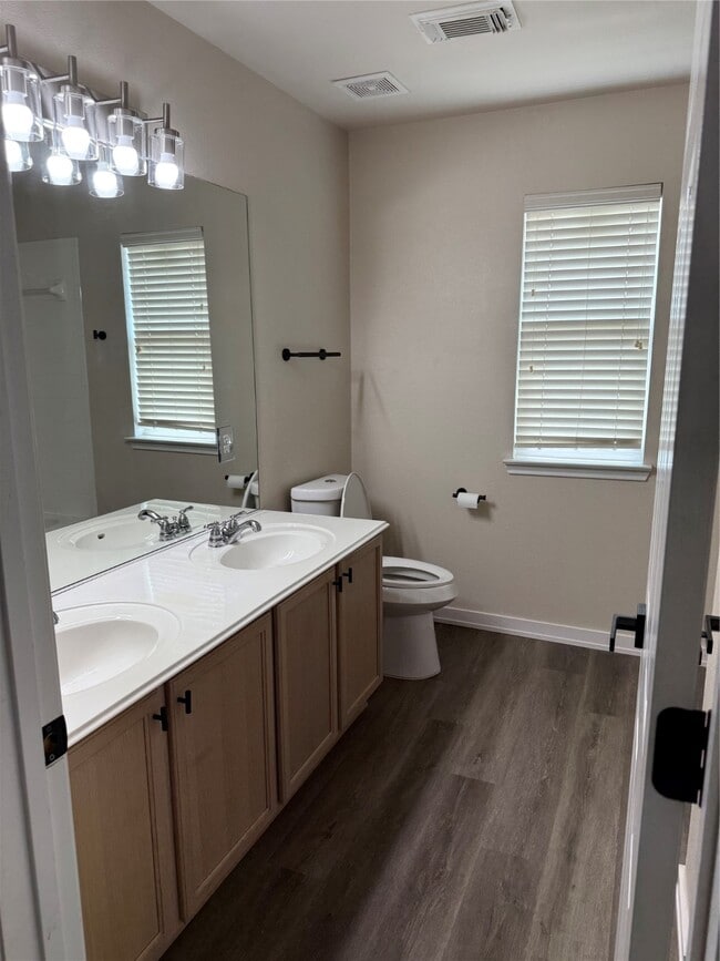 Building Photo - 3933 Brook Hollow Dr