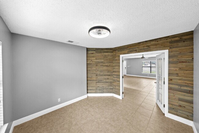 Building Photo - Spacious & Thoughtfully Updated 4-Bedroom ...