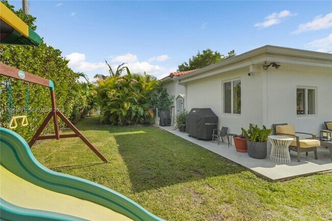 Building Photo - 1450 SW 20th Ave