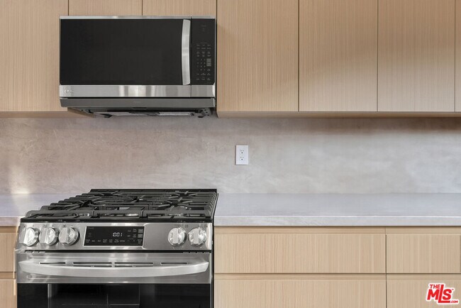 Building Photo - 132 S Oakhurst Dr