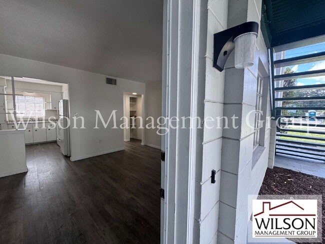 Building Photo - 805 Vassar St