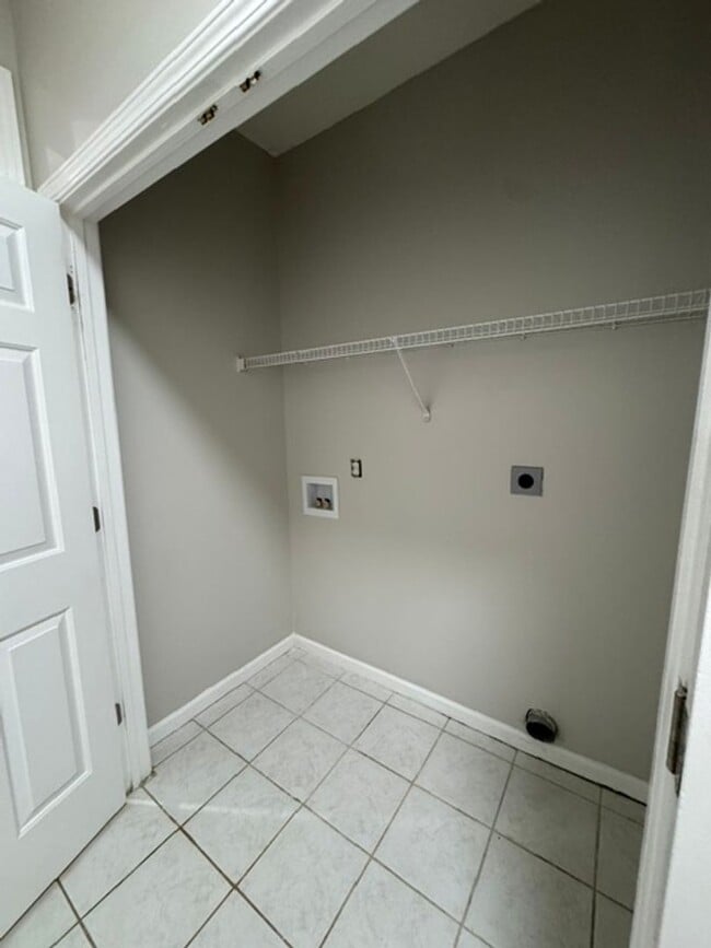 Building Photo - This 1.5  story, all brick, 3 bedroom, 2 bath, Bonus room upstairs & a 2 car garage with great st...