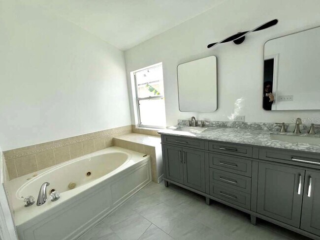 Building Photo - 10618 Logan Chase Ln