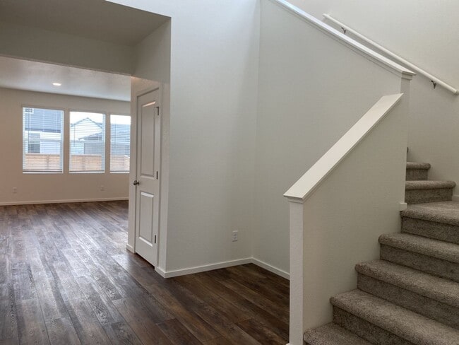 Building Photo - Exquisite 3 Bed 2.5 Bath Single Family Home