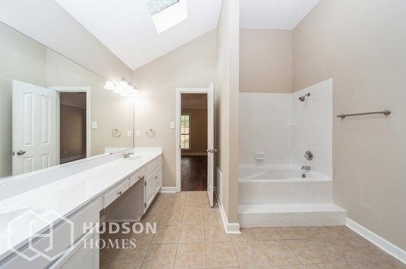 Building Photo - SELF TOUR NOW! - 5444 Pine Oak Cv, Memphis...