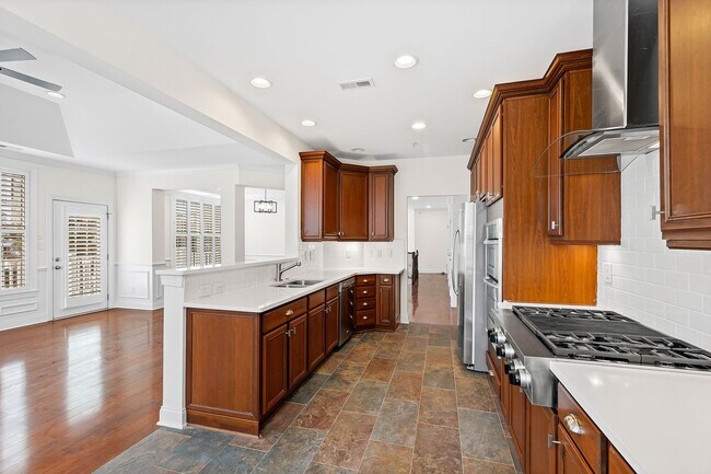 Building Photo - Spacious 3-Bedroom Condo in Prime Raleigh Location!