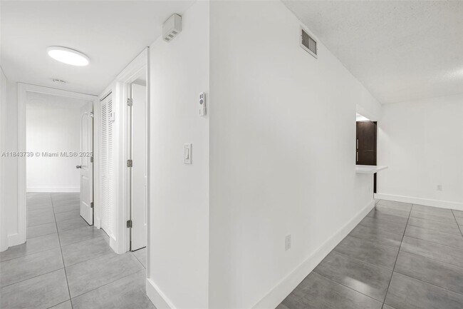 Building Photo - 9407 Fontainebleau Blvd